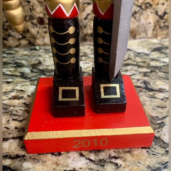 14” Tall Red Wooden Soldier Nutcracker King Vintage 2010 Sapphire Blue EXCELLENT - Picture 4 of 9